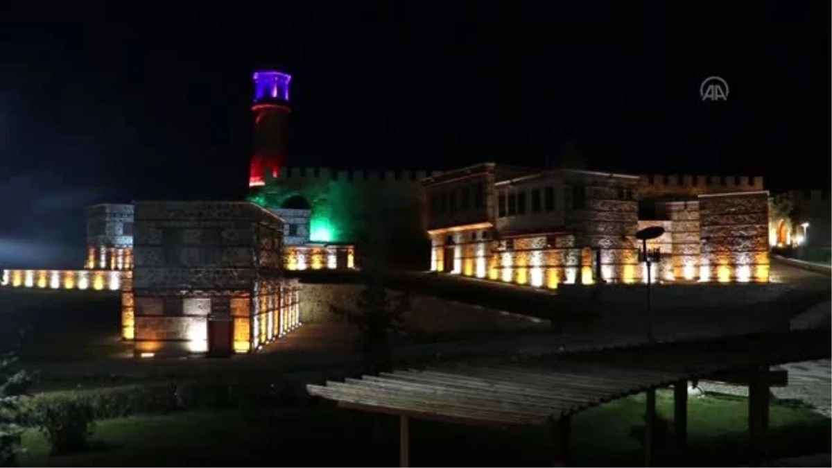 Tarihi mekanlar Türk ve Azerbaycan bayraklarının renkleriyle ışıklandırıldı