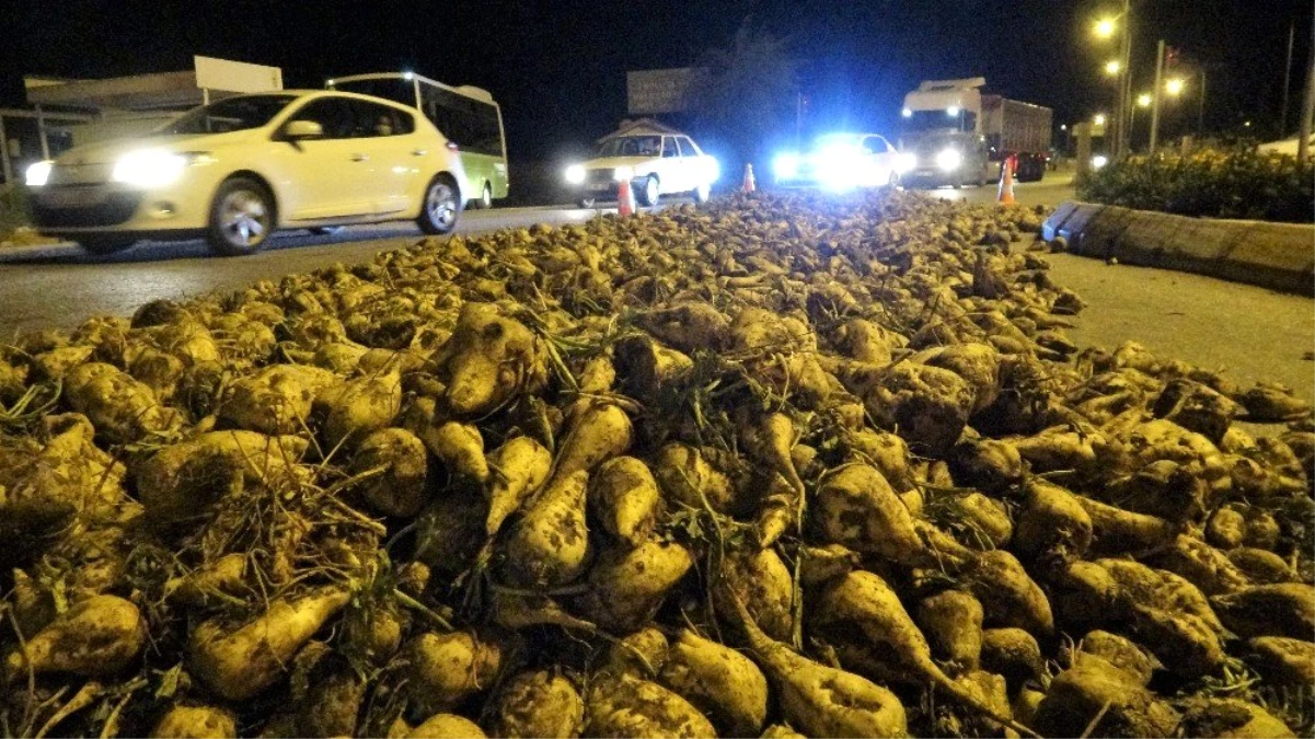 Tırdan yola dökülen pancarı topladılar