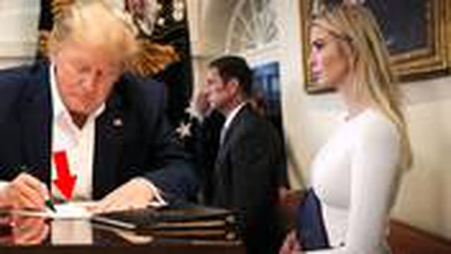 Trump, Görevimin başındayım mesajı vermek isterken rezil oldu