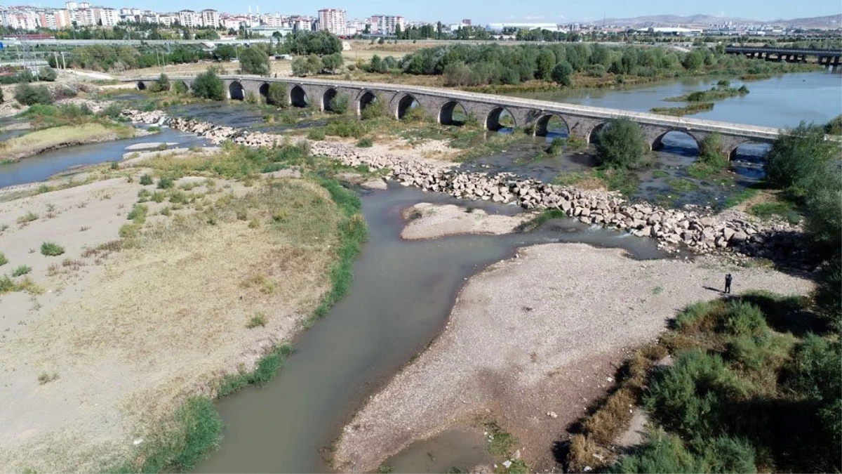Türkiye\'nin en uzun nehri Kızılırmak\'ta su seviyesi düşünce kum adacıkları oluştu