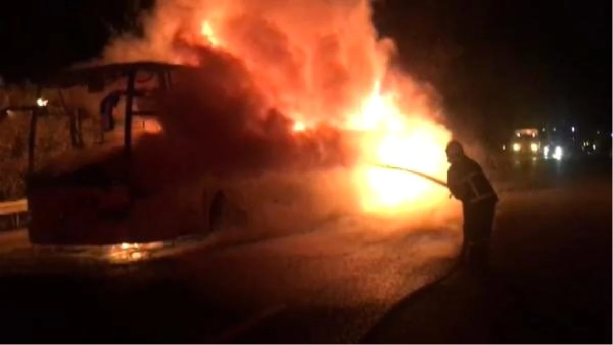 Adana\'da seyir halindeki otobüs alev alev yandı