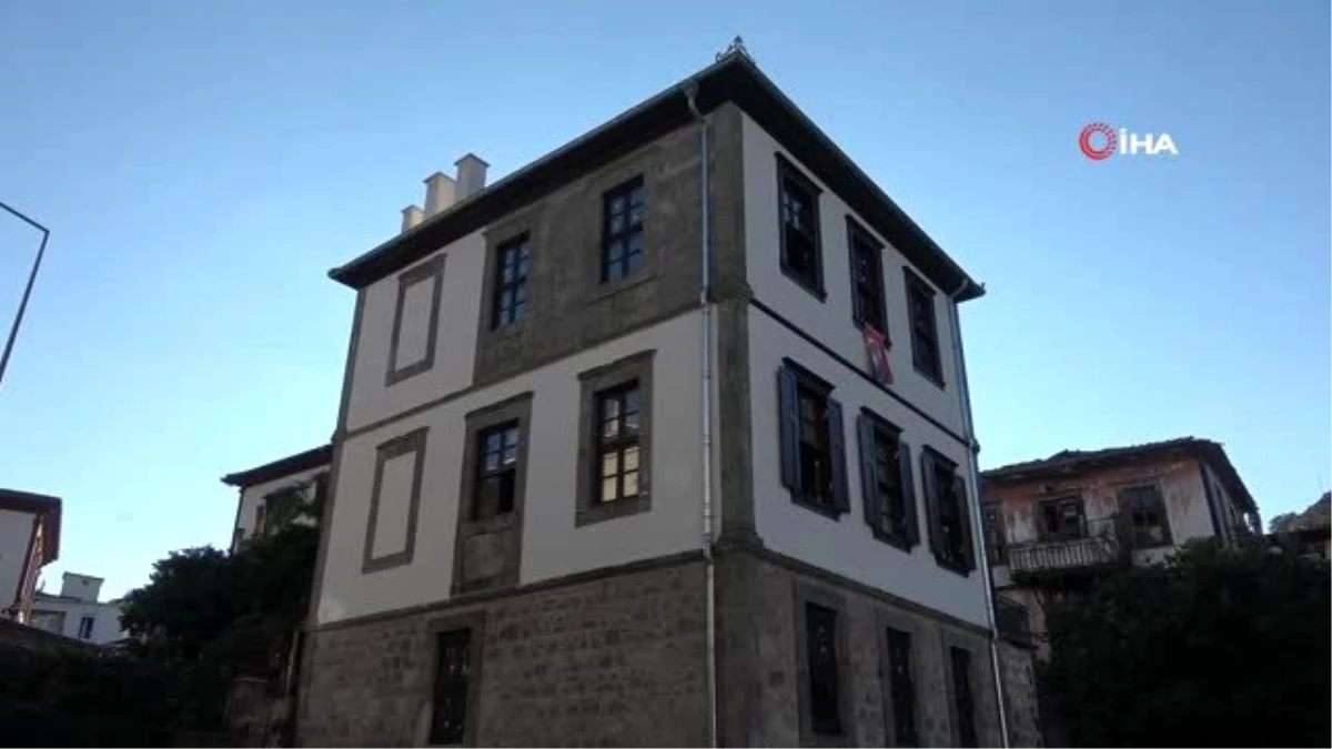 Ailesinden kalan 100 yıllık tarihi evi restore etti