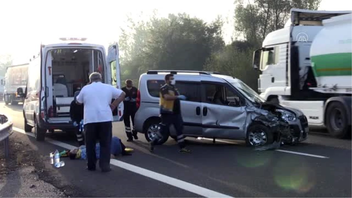 Anadolu Otoyolu\'nda hafif ticari araç emniyet şeridindeki otomobile çarptı: 2 yaralı