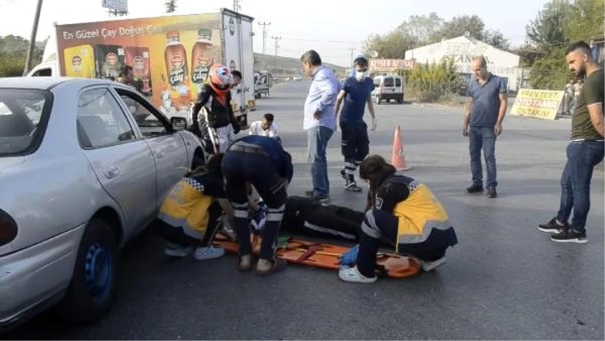 Arnavutköy\'de motosiklet otomobille çarpıştı: 2 yaralı