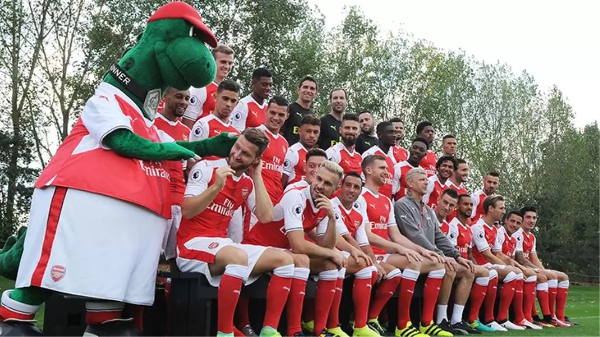 Arsenal\'in görevine son verdiği 27 yıllık maskot Gunnersaurus Sevilla\'ya transfer oldu