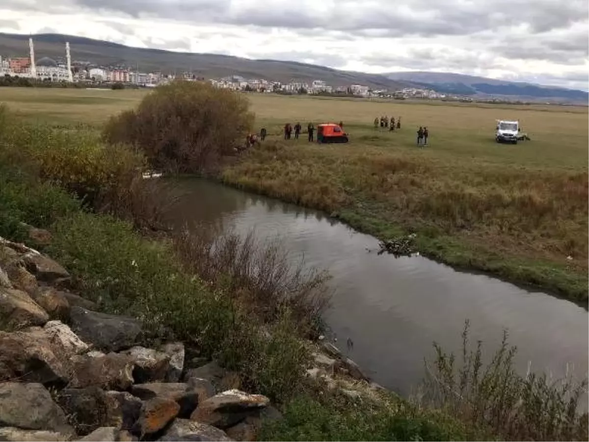 Bataklığa saplanan inek, paletli iş makinesiyle kurtarıldı