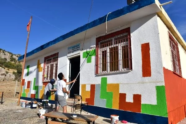 Batman'da gönüllü öğretmenler köy okullarını boyuyor
