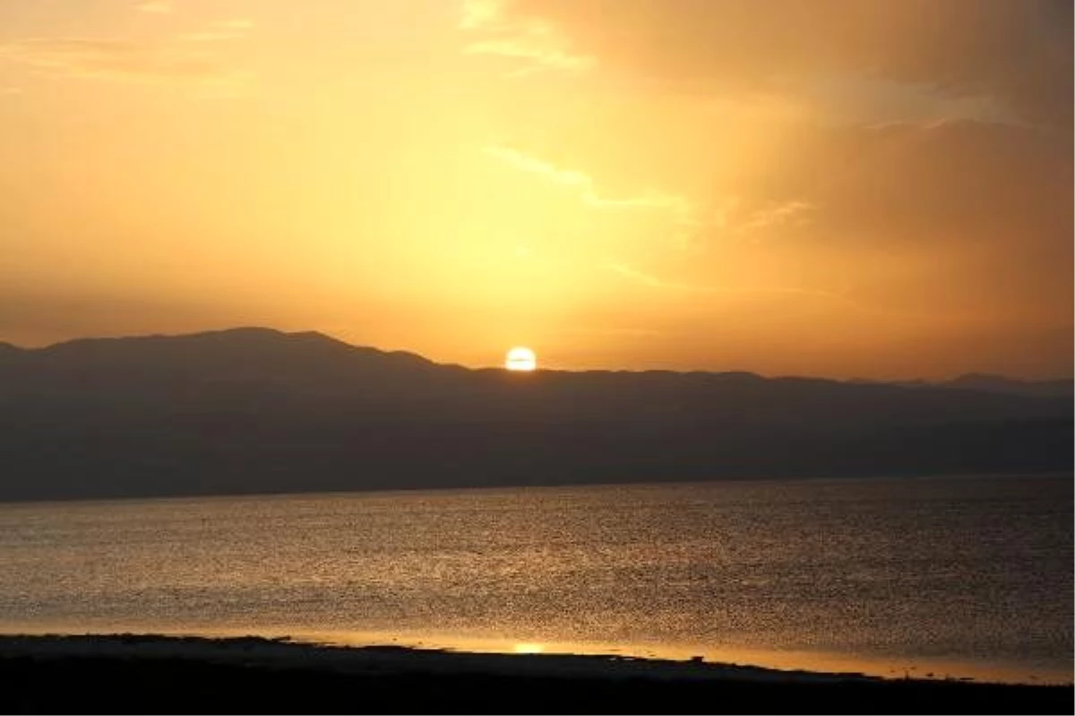 Burdur Gölü\'nde gün batımı güzelliği