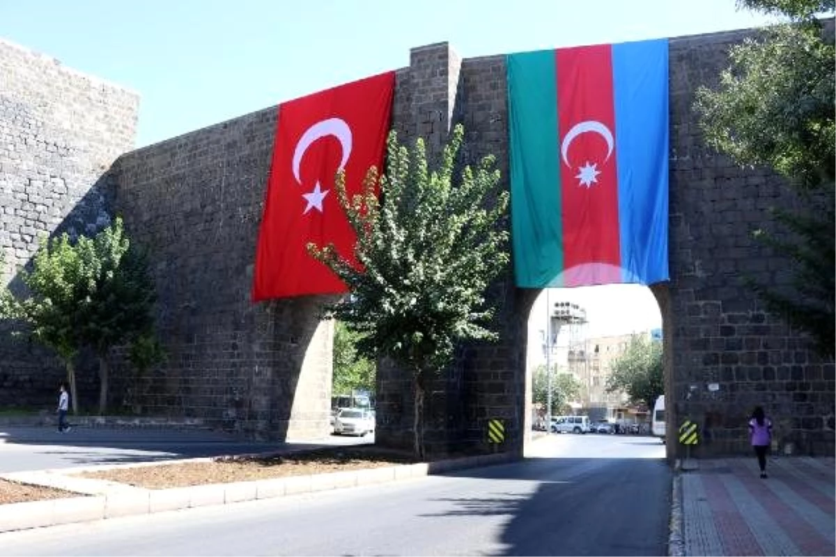 Diyarbakır surlarına Türk ve Azerbaycan bayrakları asıldı