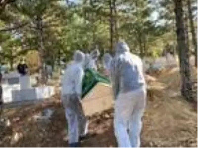 Emet'te koronavirüsten ölen 5 kişi, tabutlarıyla toprağa verildi Emet'te koronavirüsten ölen 5 kişi, tabutlarıyla toprağa verildi