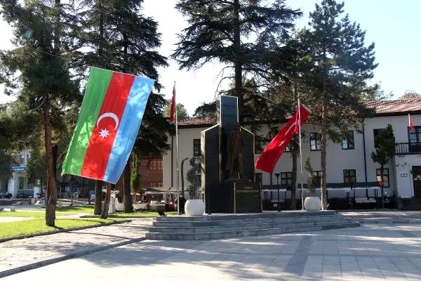 Erbaa, Azerbaycan bayrakları ile süslendi