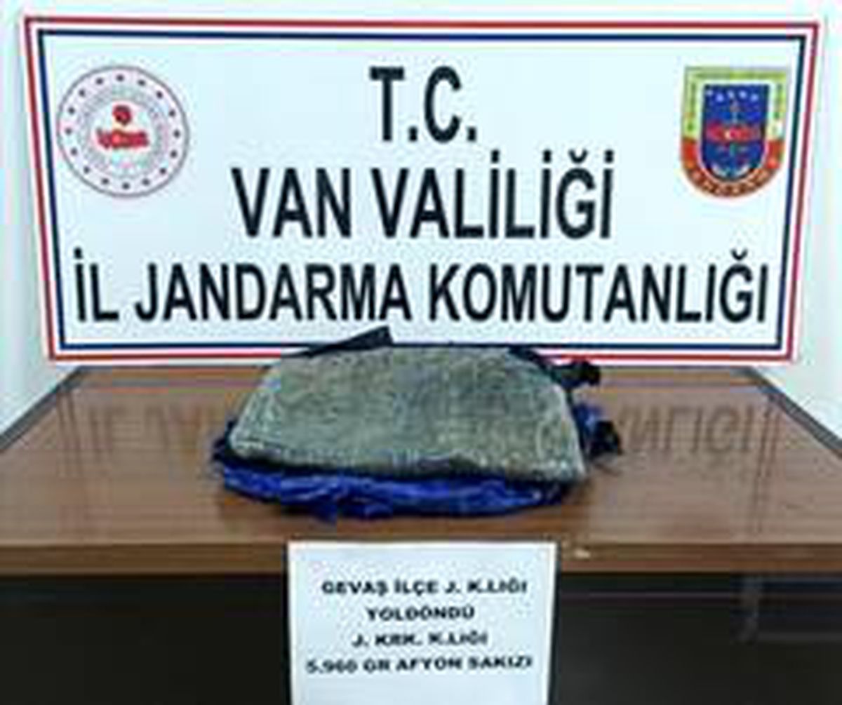 Gevaş\'ta 5 kilo 960 gram afyon sakızı ele geçirildi