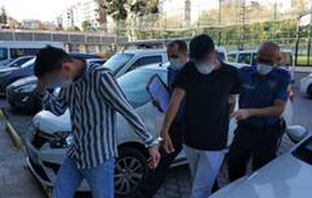 Son dakika 3. sayfa: Girdikleri marketten alarm çalınca kaçan hırsızlar yakalandı