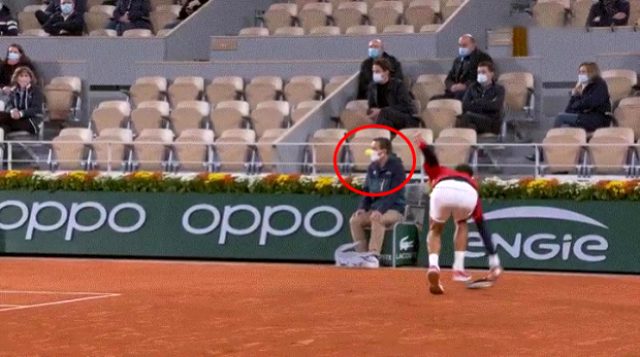 Hakeme top attığı için diskalifiye olan Djokovic, bir kez daha aynı şeyi yaptı