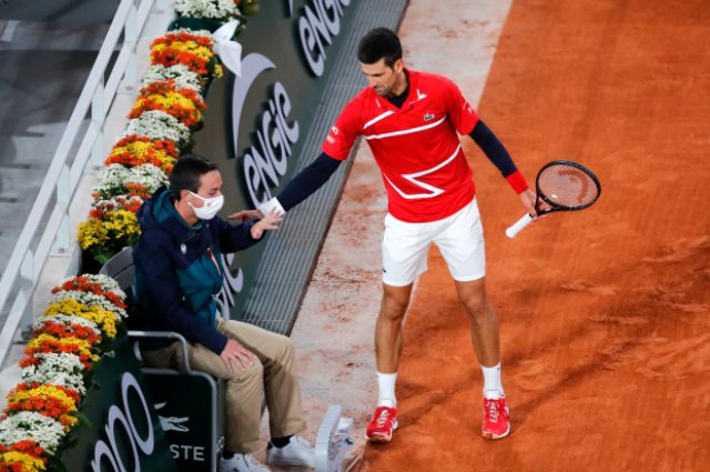 Hakeme top attığı için diskalifiye olan Djokovic, bir kez daha aynı şeyi yaptı