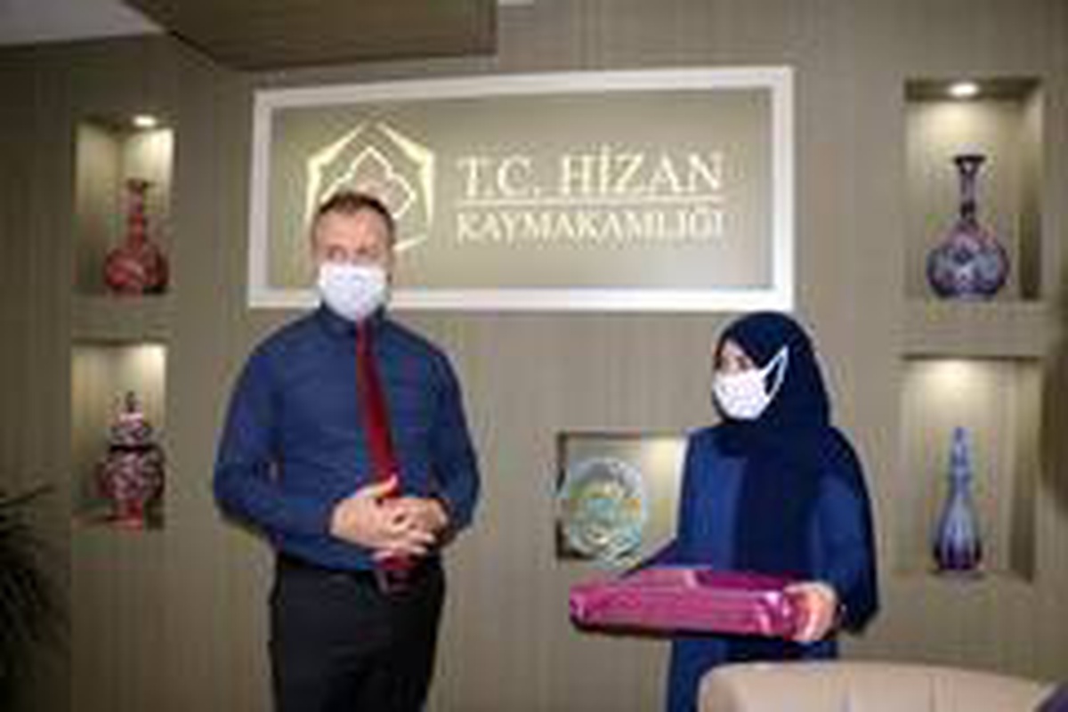 Hizan Kaymakamı Yelek, TÜBİTAK birincisi öğrenciye ödül verdi