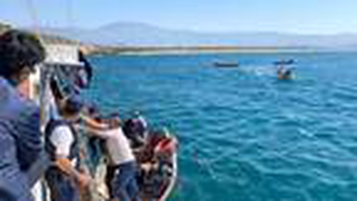 Muğla açıklarında tekneleri bozulan 150 göçmen kurtarıldı