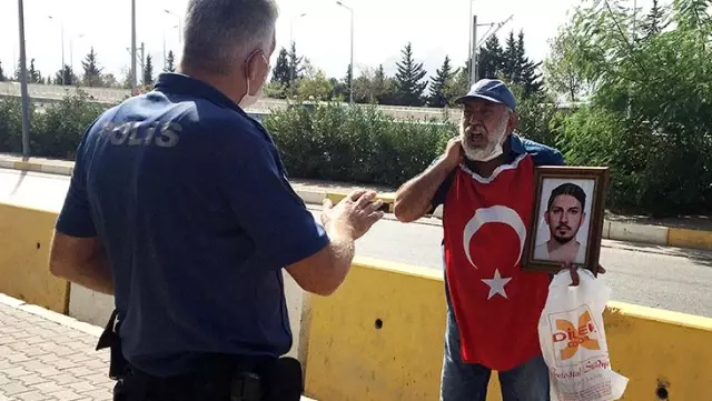 Gözü yaşlı baba, öldürülen oğlu için adliye önünde şah damarına bıçak dayadı