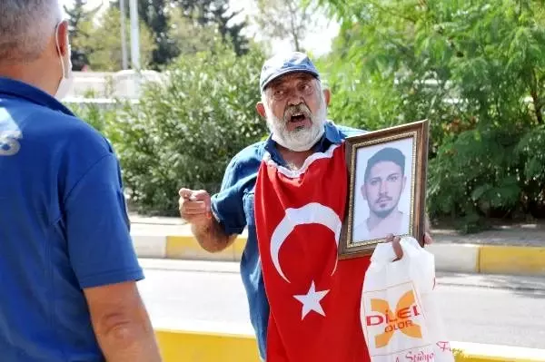 Gözü yaşlı baba, öldürülen oğlu için adliye önünde şah damarına bıçak dayadı