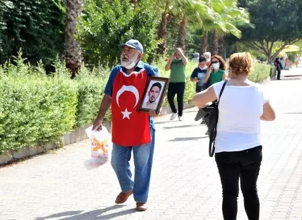 Gözü yaşlı baba, öldürülen oğlu için adliye önünde şah damarına bıçak dayadı