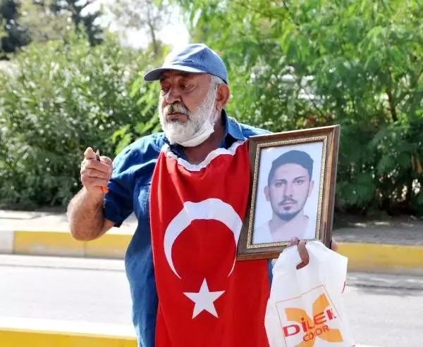 Gözü yaşlı baba, öldürülen oğlu için adliye önünde şah damarına bıçak dayadı