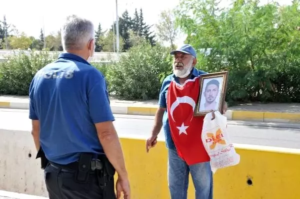 Gözü yaşlı baba, öldürülen oğlu için adliye önünde şah damarına bıçak dayadı