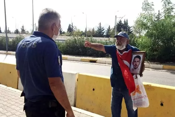 Gözü yaşlı baba, öldürülen oğlu için adliye önünde şah damarına bıçak dayadı