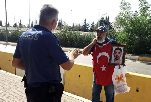 Gözü yaşlı baba, öldürülen oğlu için adliye önünde şah damarına bıçak dayadı