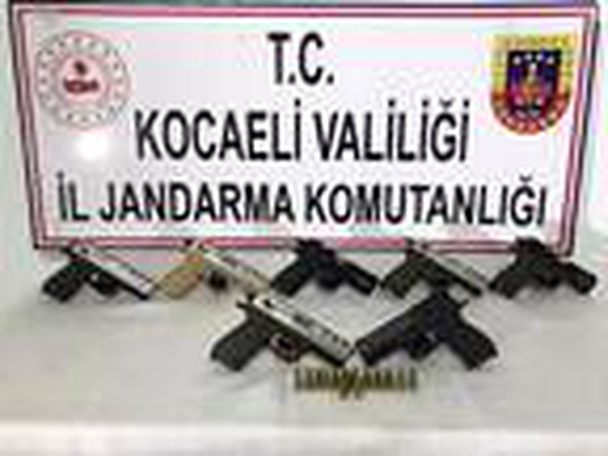 Otomobilde 7 tabancayla yakalandılar