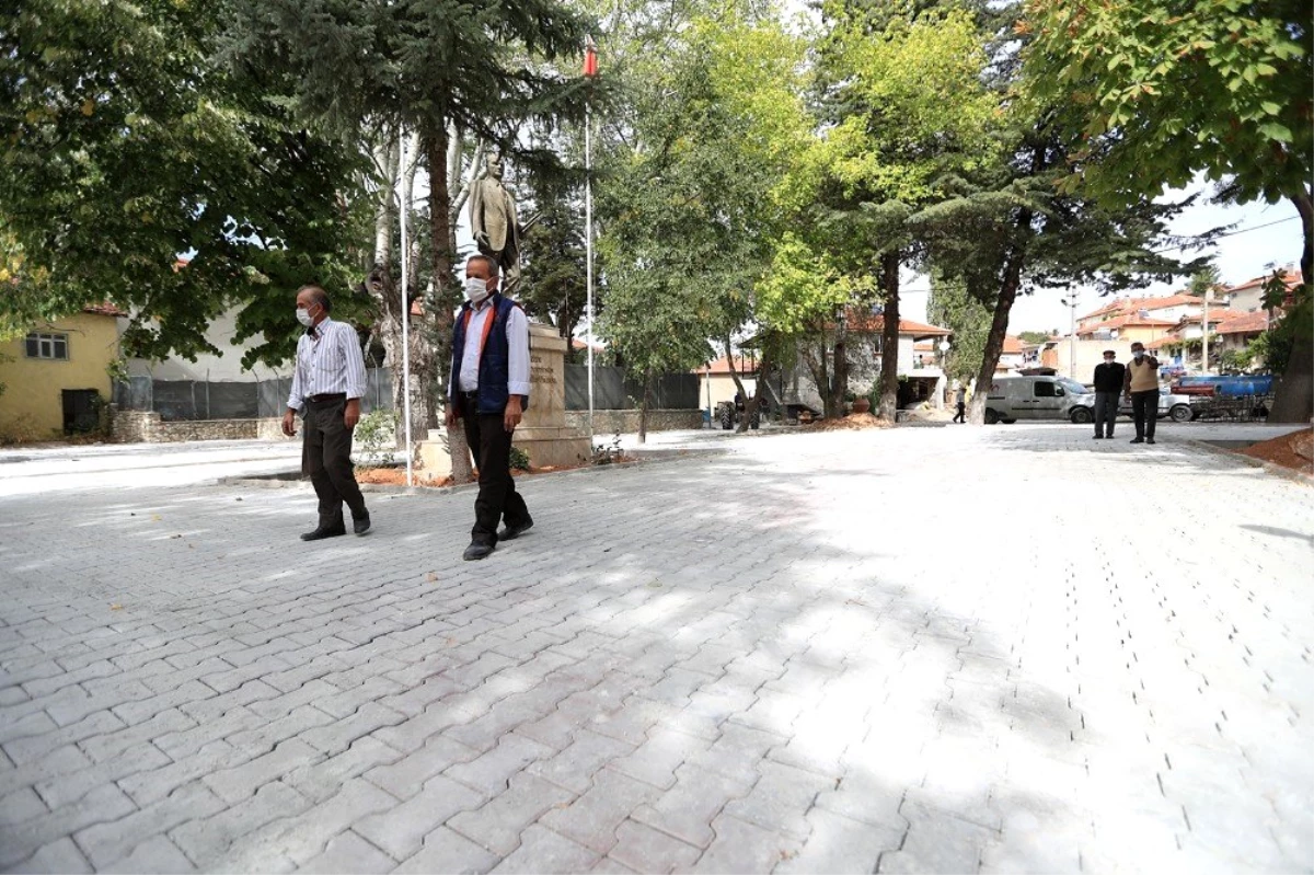 Pamukkale Belediyesinin parke taşı döşeme çalışmaları devam ediyor