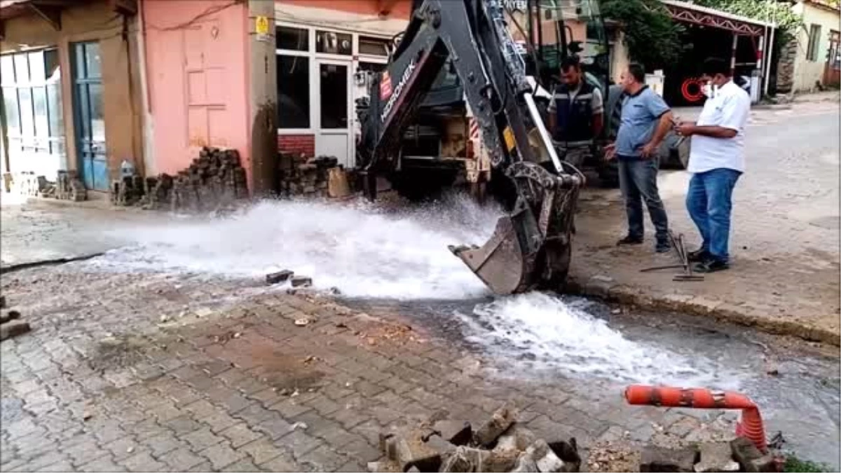 Patlayan borudan fışkıran su yolları göle çevirdi