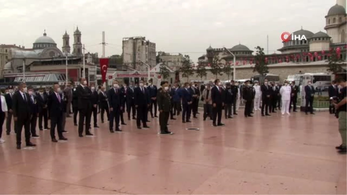 Taksim\'de İstanbul\'un Kurtuluşu\'nun 96. Yıldönümü için tören