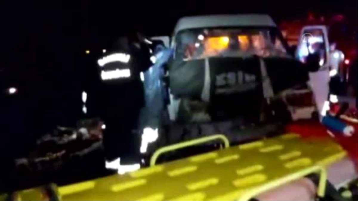 Traktör römorkuna arkadan çarpan minibüsteki 2 kişi yaralandı