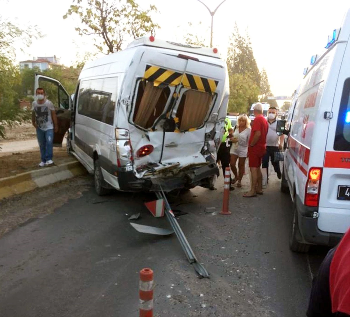 Tur otobüsü ile servis minibüsü çarpıştı: 5 yaralı