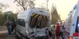 Tur otobüsü, servis minibüsüne çarptı: 2'si turist, 3 yaralı