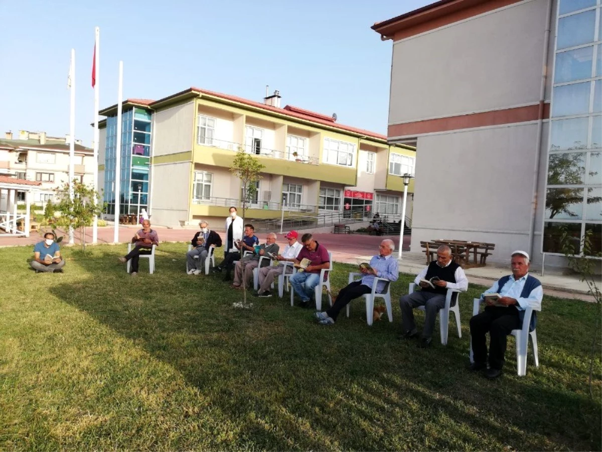 Yaşlılar açık havada kitap okudular