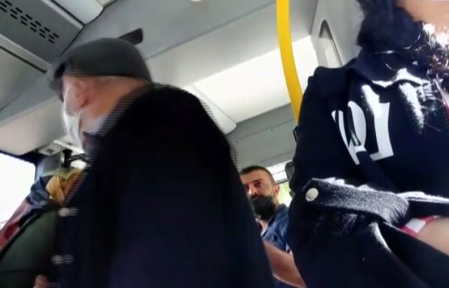 Yolcu kapasitesi aşıldığı için otobüsten indirilmek istenen yaşlı adam çevresine tehditler savurdu