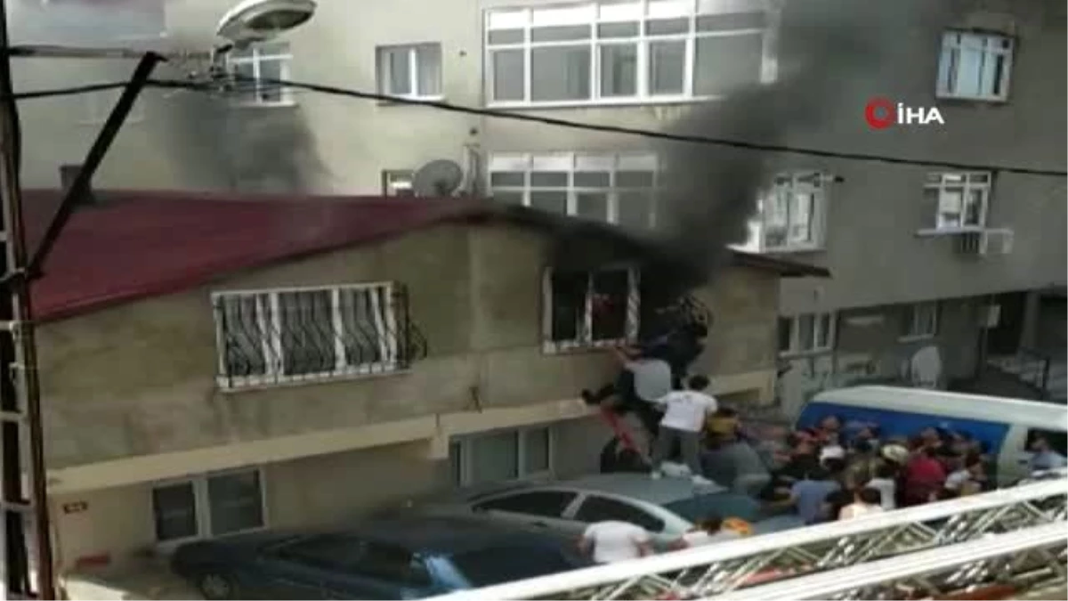 Son dakika haberi | Ataşehir\'de yangın çıkan evde can pazarı kamerada