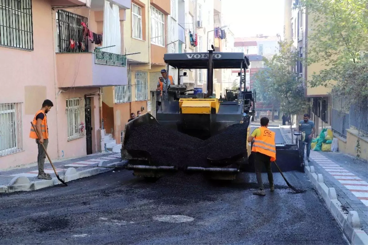 Bağcılar\'da yollar asfaltlanarak konforlu hale getiriliyor