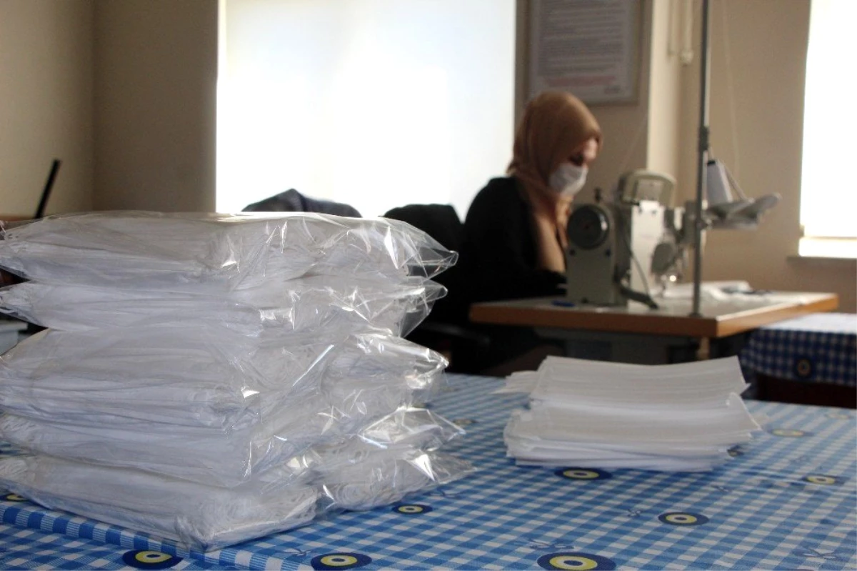 Bingöl Halk Eğitim Merkezi\'nde 50 bin maske üretilip dağıtıldı