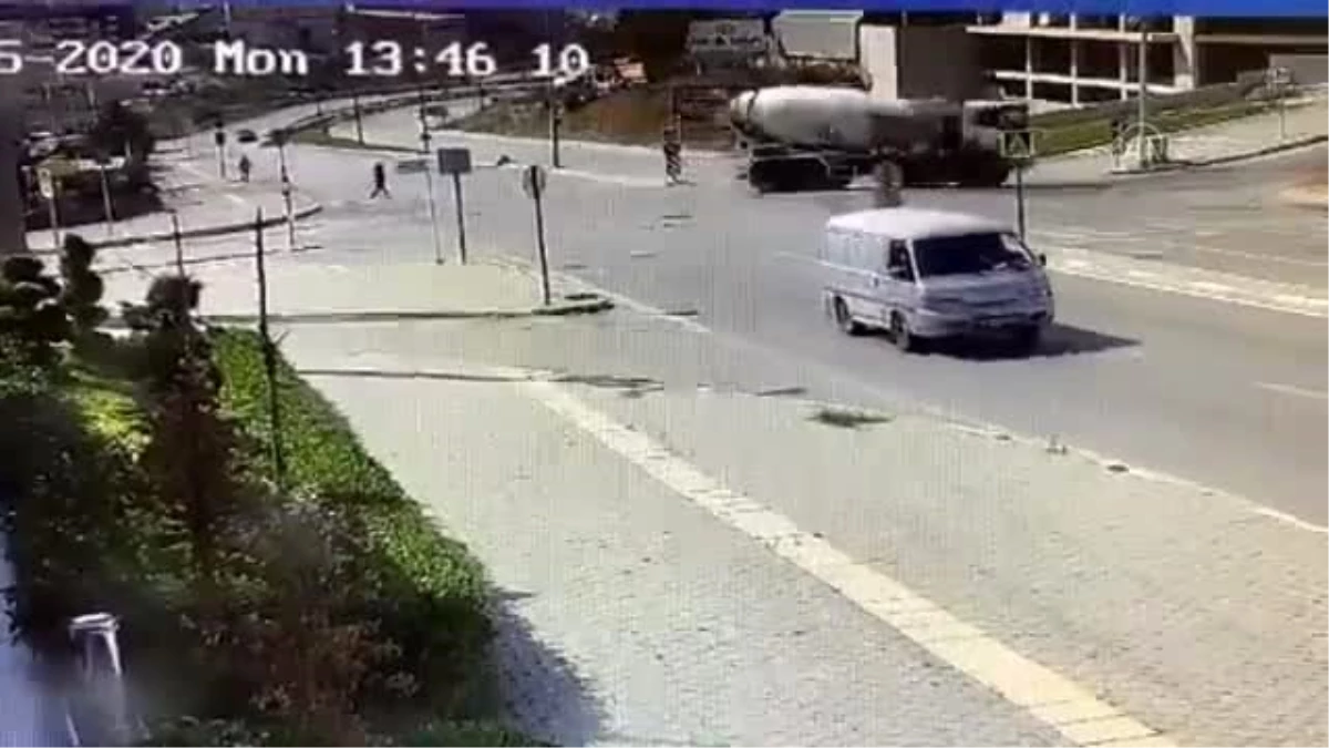 Bir otomobilin yayaya çarpması güvenlik kamerasınca görüntülendi