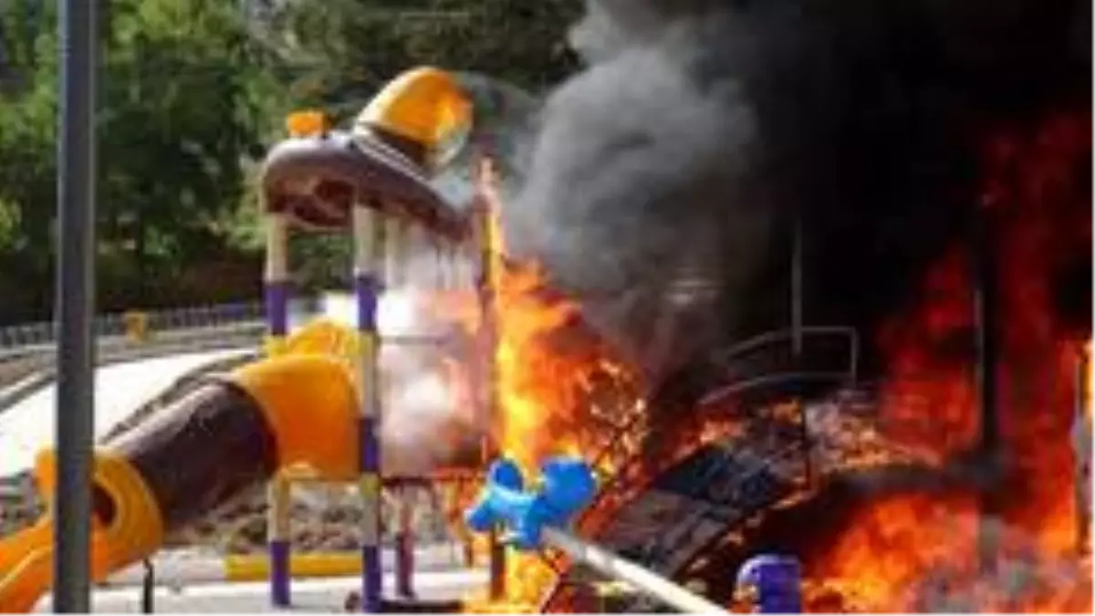 Çocuk parkı alevlere teslim oldu