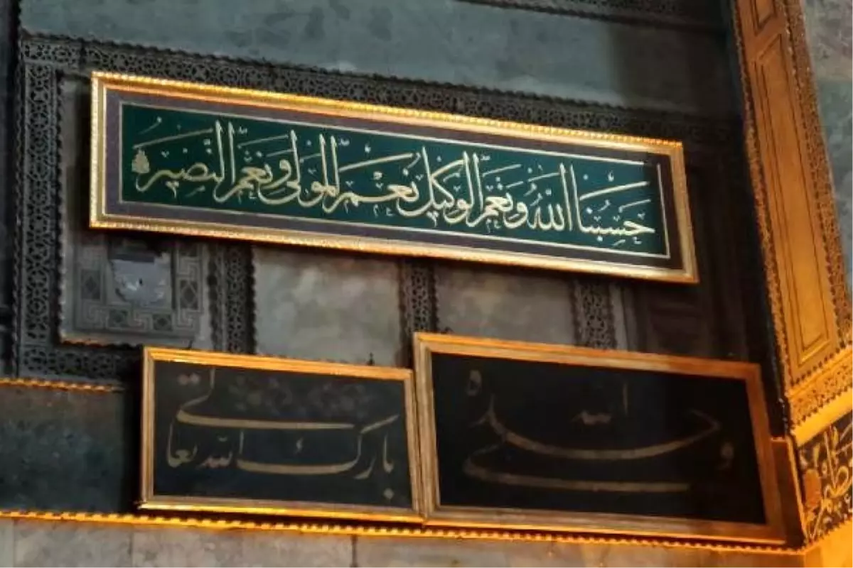 Cumhurbaşkanı Erdoğan, Ayasofya Camii\'ne 2 hat levhası hediye etti