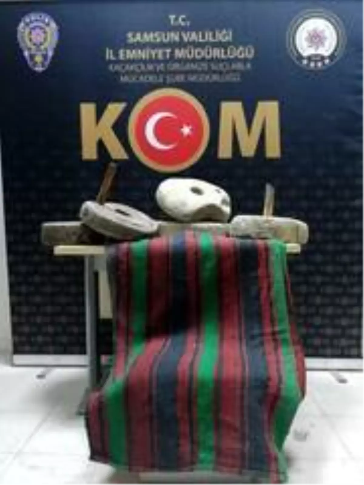 Evinde kaçak kilim ve öğütme taşı ele geçti