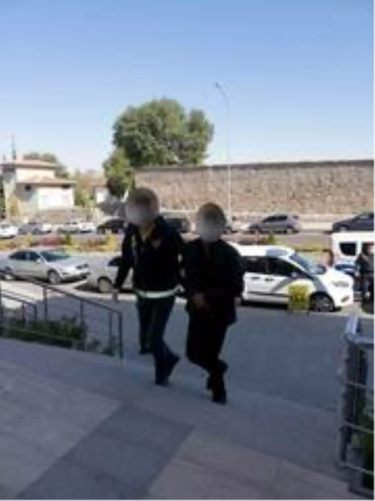 Son dakika: Göçmen kaçakçılığı suçundan 2 kişi tutuklandı