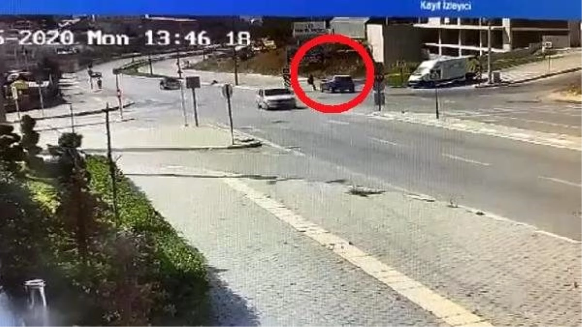 Hafif ticari aracın genç kadına çarptığı kaza kamerada