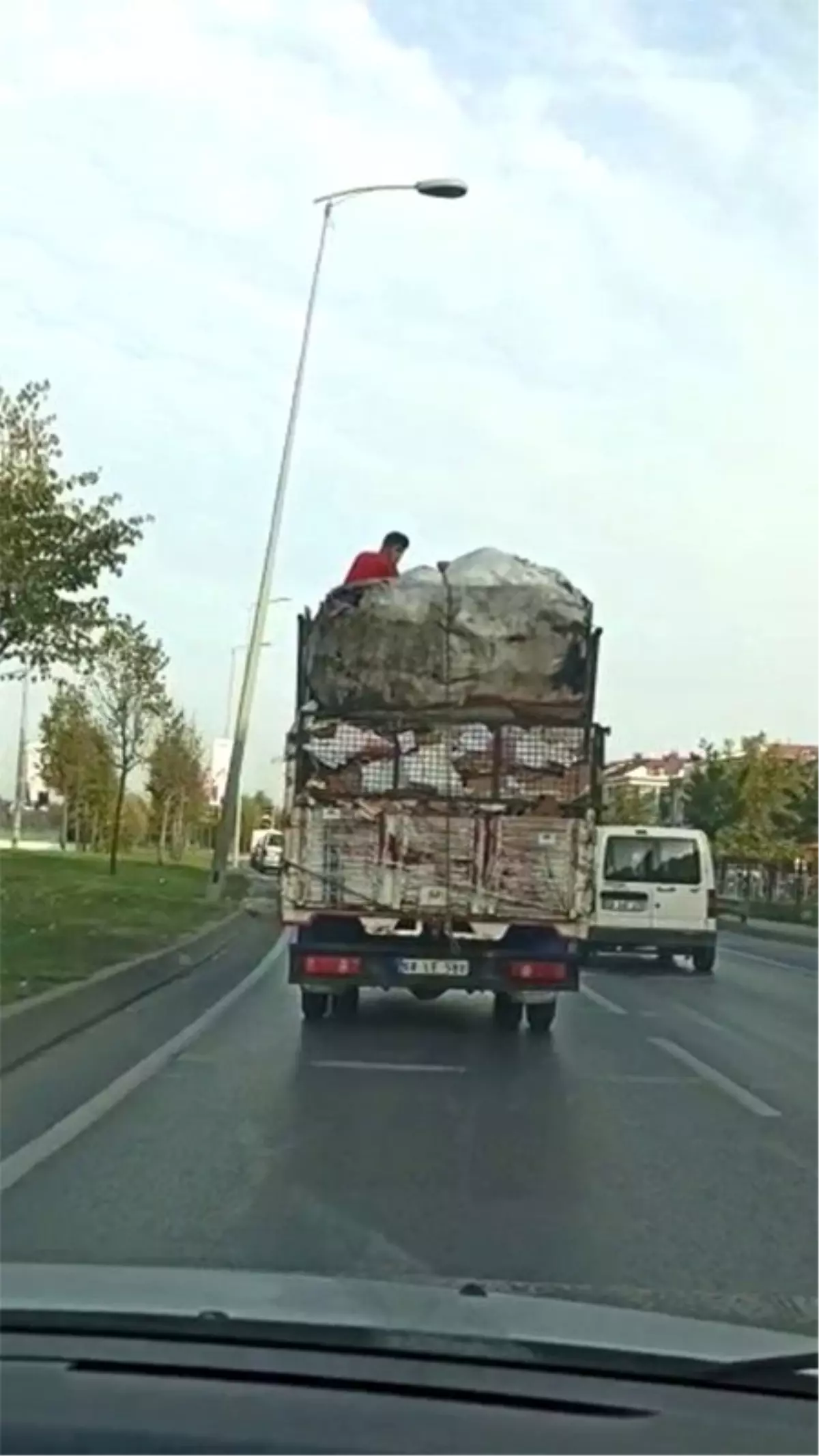 Son dakika haberi | Hurdaların üzerinde tehlikeli yolculuk kamerada