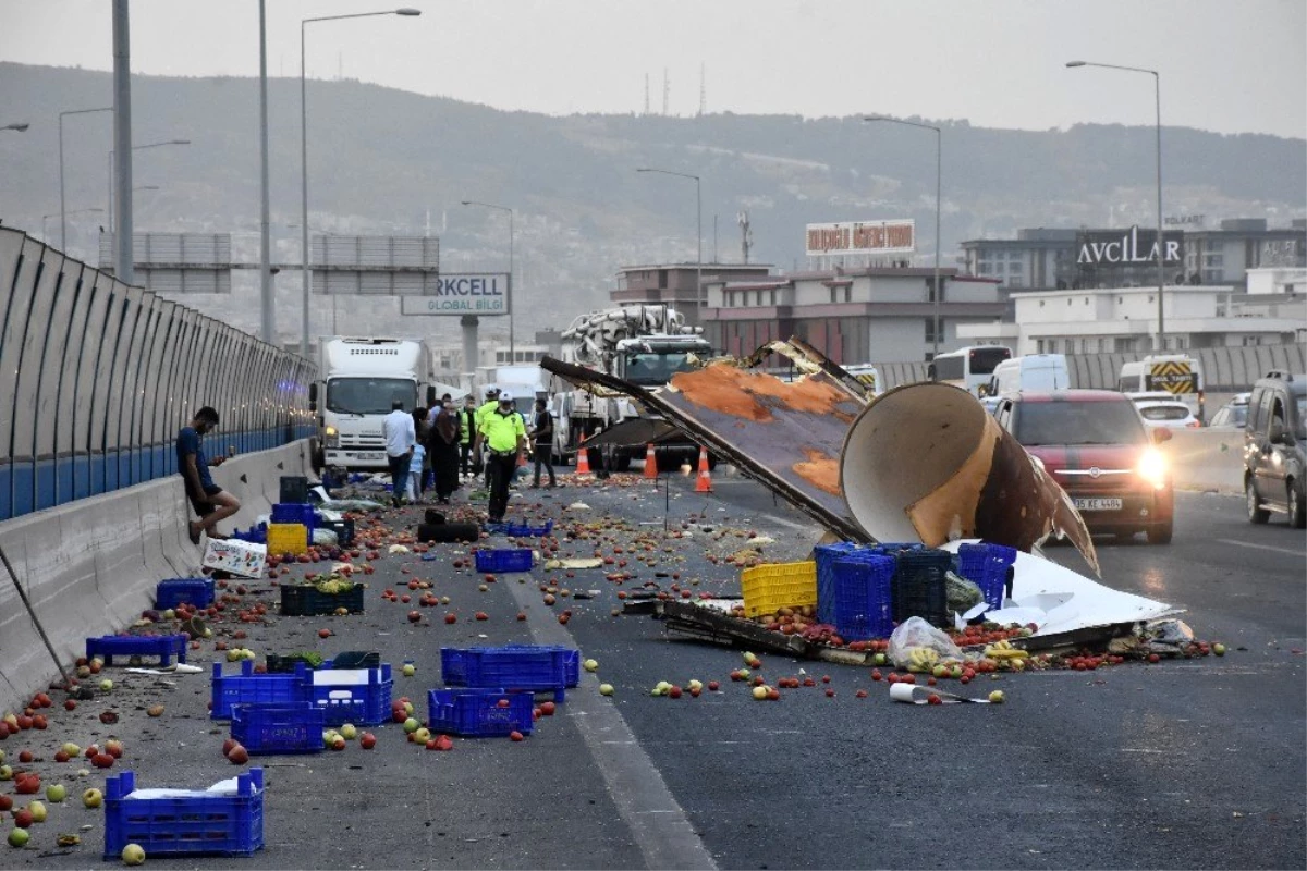 Son dakika haber: İzmir\'de kamyonet kaza yaptı; kasasındaki sebze ve meyveler yola saçıldı