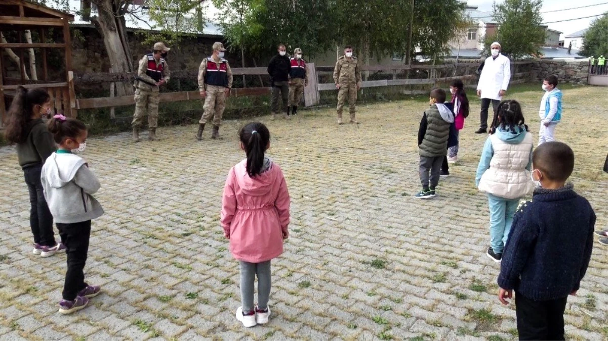 Jandarma öğrencilere maske ve boyama kitabı dağıttı