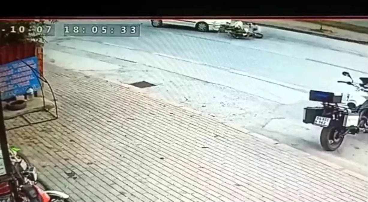 Son dakika! Motosikletin otomobilin altına girdiği anlar kamerada